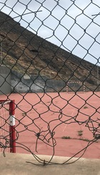 Cancha futbol - mallas rotas - fierros oxidados expuestos